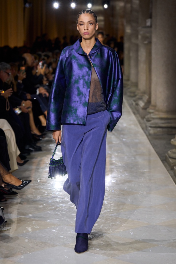 "جورجيو أرماني" يقدّم درسًا أخيرًا بالأناقة في مجموعة ربيع 2026... عرض تحوّل إلى وداع مؤثّر 