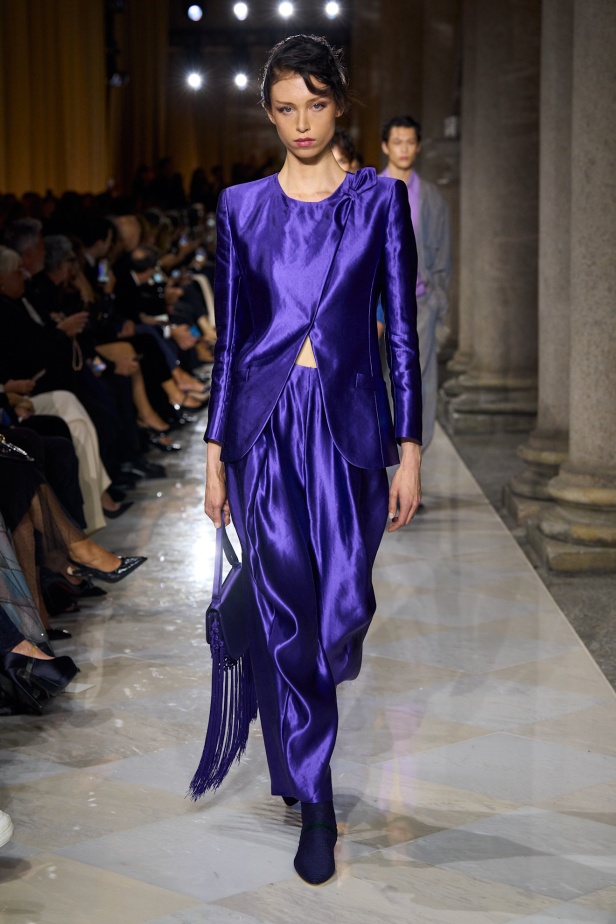 "جورجيو أرماني" يقدّم درسًا أخيرًا بالأناقة في مجموعة ربيع 2026... عرض تحوّل إلى وداع مؤثّر 