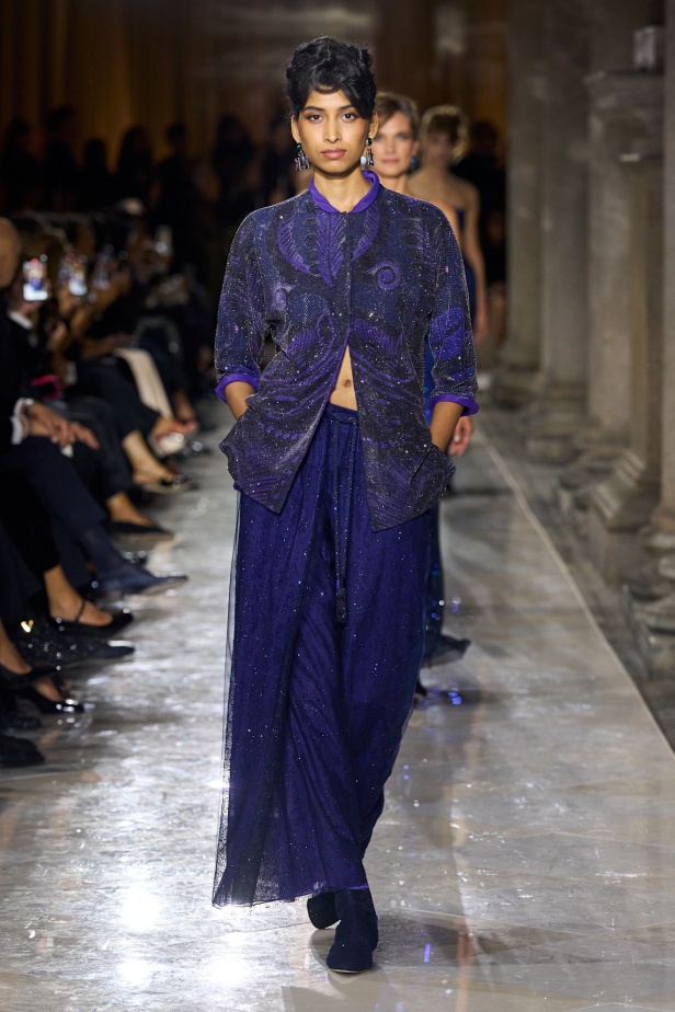 "جورجيو أرماني" يقدّم درسًا أخيرًا بالأناقة في مجموعة ربيع 2026... عرض تحوّل إلى وداع مؤثّر 