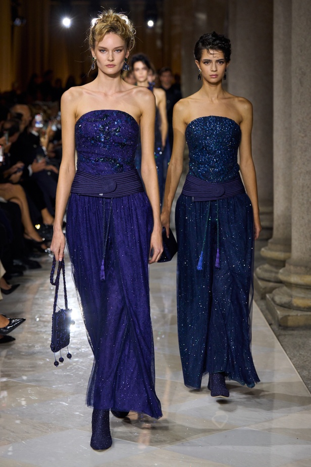 "جورجيو أرماني" يقدّم درسًا أخيرًا بالأناقة في مجموعة ربيع 2026... عرض تحوّل إلى وداع مؤثّر 