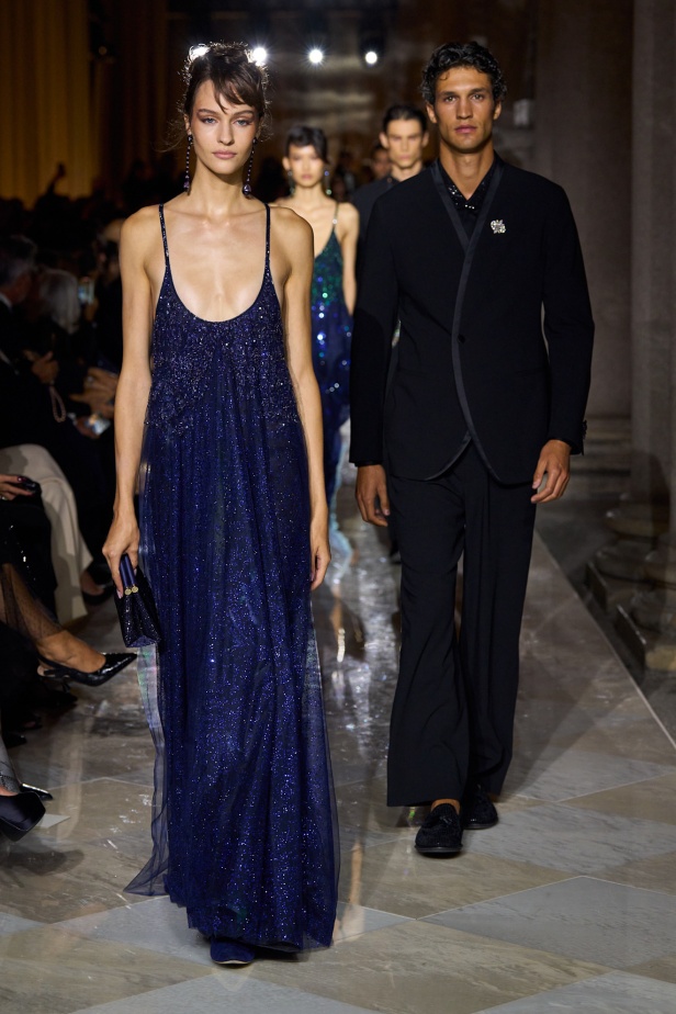 "جورجيو أرماني" يقدّم درسًا أخيرًا بالأناقة في مجموعة ربيع 2026... عرض تحوّل إلى وداع مؤثّر 