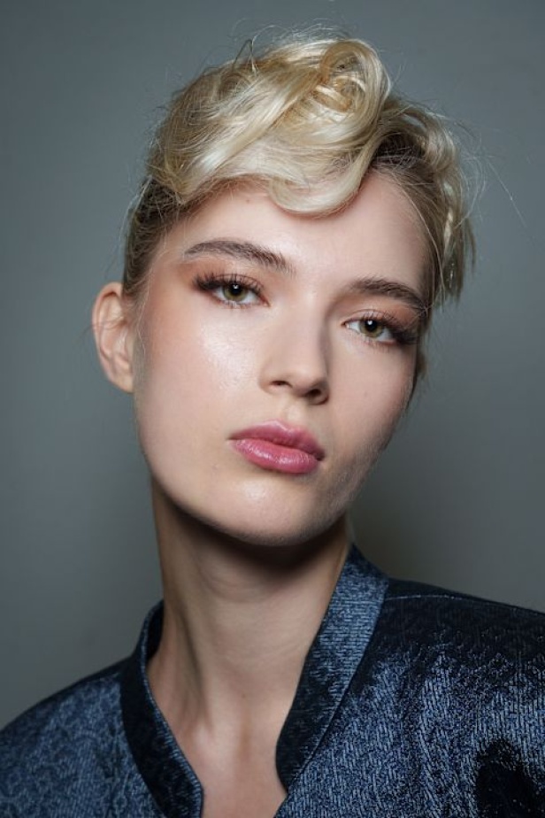 "جورجيو أرماني" يقدّم درسًا أخيرًا بالأناقة في مجموعة ربيع 2026... عرض تحوّل إلى وداع مؤثّر 