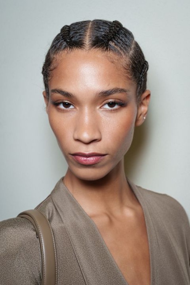 "جورجيو أرماني" يقدّم درسًا أخيرًا بالأناقة في مجموعة ربيع 2026... عرض تحوّل إلى وداع مؤثّر 