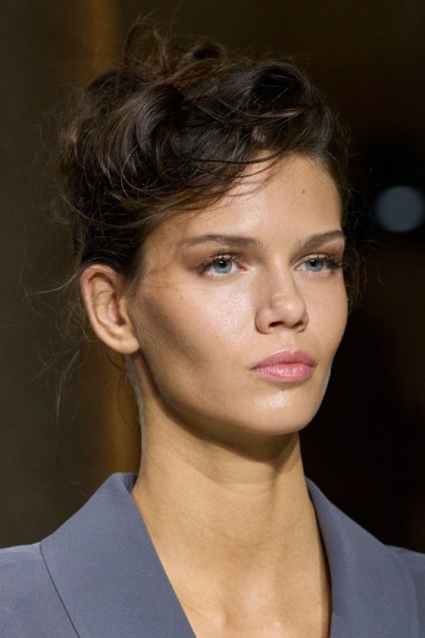 "جورجيو أرماني" يقدّم درسًا أخيرًا بالأناقة في مجموعة ربيع 2026... عرض تحوّل إلى وداع مؤثّر 