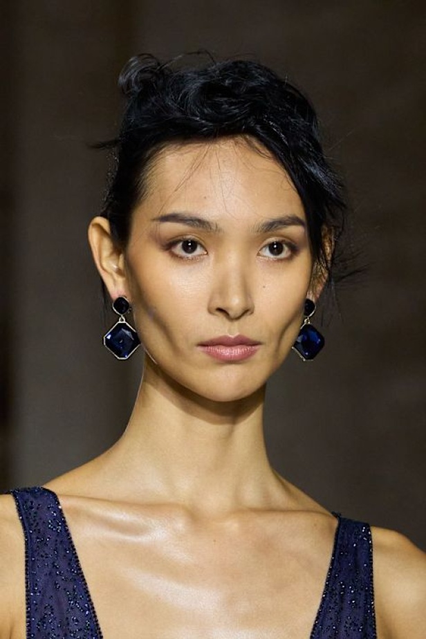 "جورجيو أرماني" يقدّم درسًا أخيرًا بالأناقة في مجموعة ربيع 2026... عرض تحوّل إلى وداع مؤثّر 