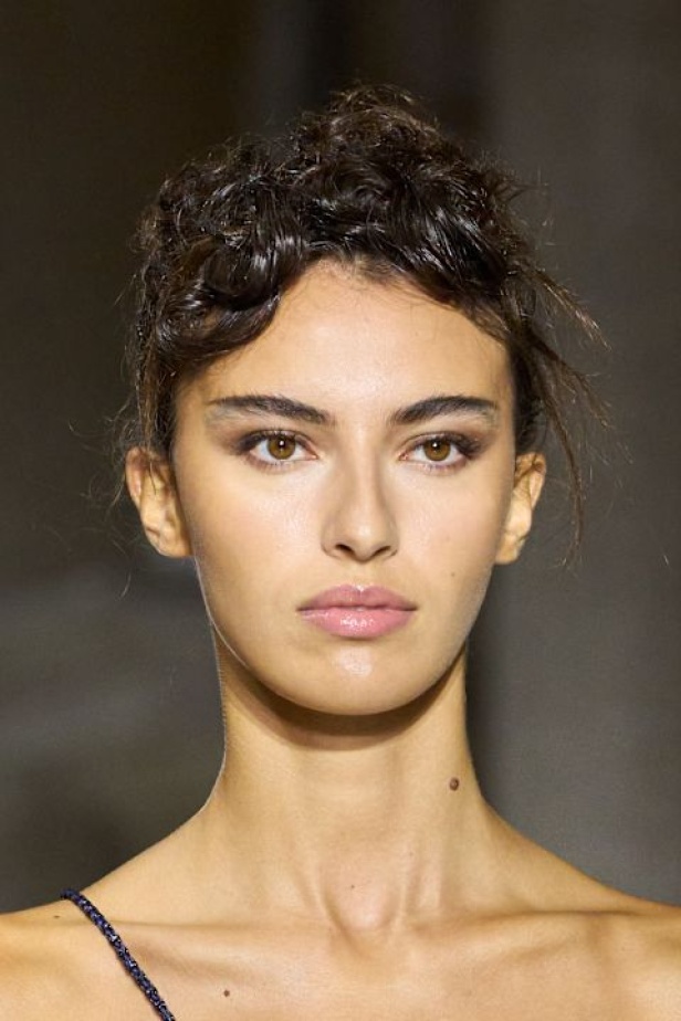 "جورجيو أرماني" يقدّم درسًا أخيرًا بالأناقة في مجموعة ربيع 2026... عرض تحوّل إلى وداع مؤثّر 