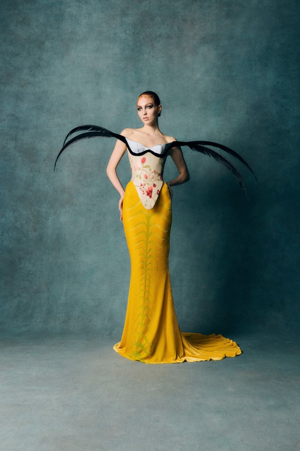 Harris Reed يستلهم من أجواء لندن في السبعينيات لمجموعة ربيع وصيف 2026