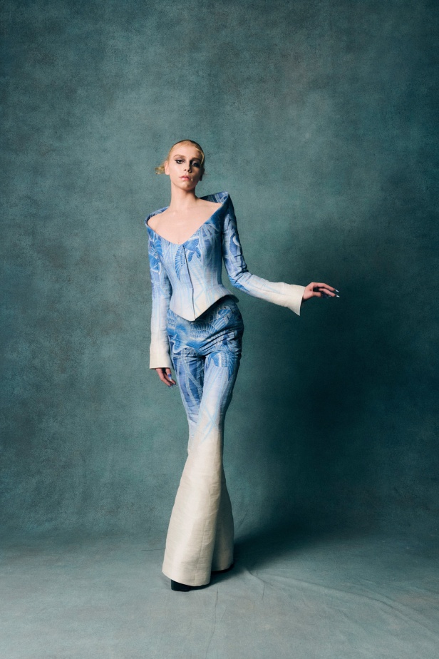 Harris Reed يستلهم من أجواء لندن في السبعينيات لمجموعة ربيع وصيف 2026