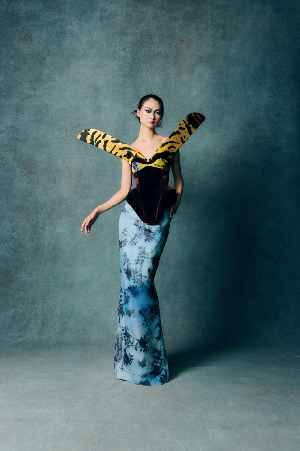 Harris Reed يستلهم من أجواء لندن في السبعينيات لمجموعة ربيع وصيف 2026