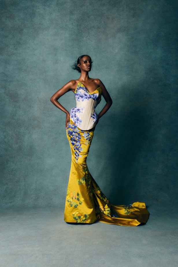 Harris Reed يستلهم من أجواء لندن في السبعينيات لمجموعة ربيع وصيف 2026