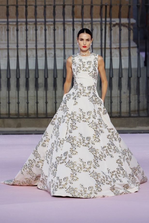 مجموعة "كارولينا هيريرا" لربيع 2026 تغيب عن نيويورك وتأخذنا إلى مدريد... تكريم للمدينة الخالدة