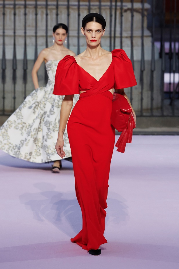 مجموعة "كارولينا هيريرا" لربيع 2026 تغيب عن نيويورك وتأخذنا إلى مدريد... تكريم للمدينة الخالدة