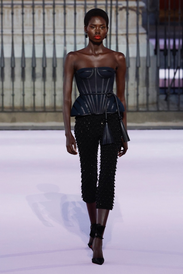 مجموعة "كارولينا هيريرا" لربيع 2026 تغيب عن نيويورك وتأخذنا إلى مدريد... تكريم للمدينة الخالدة