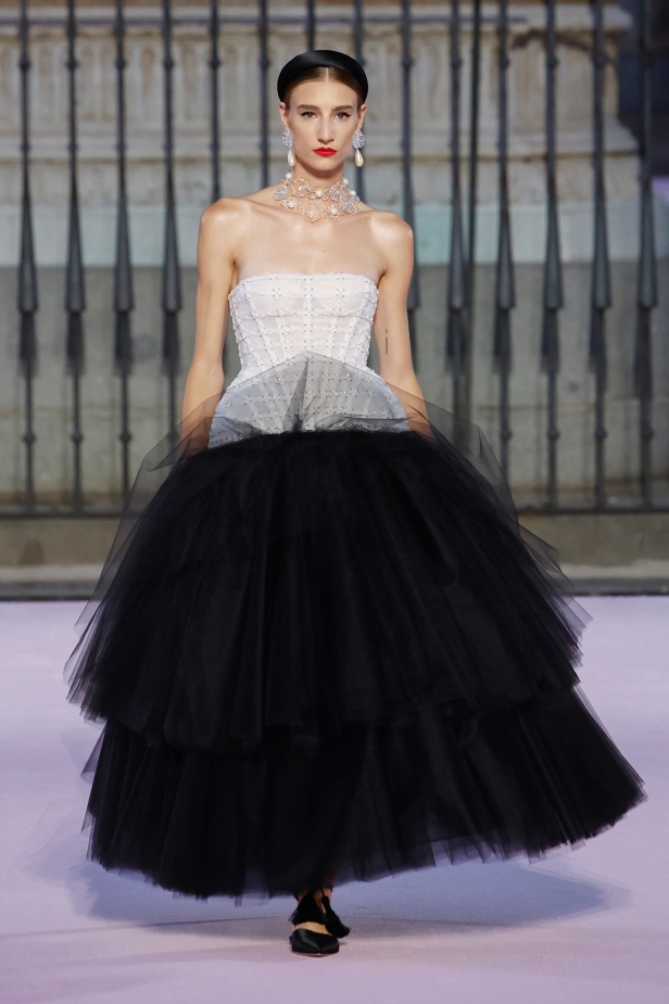 مجموعة "كارولينا هيريرا" لربيع 2026 تغيب عن نيويورك وتأخذنا إلى مدريد... تكريم للمدينة الخالدة