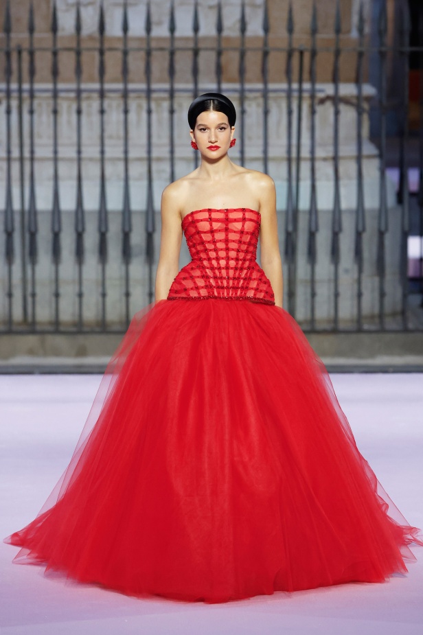 مجموعة "كارولينا هيريرا" لربيع 2026 تغيب عن نيويورك وتأخذنا إلى مدريد... تكريم للمدينة الخالدة