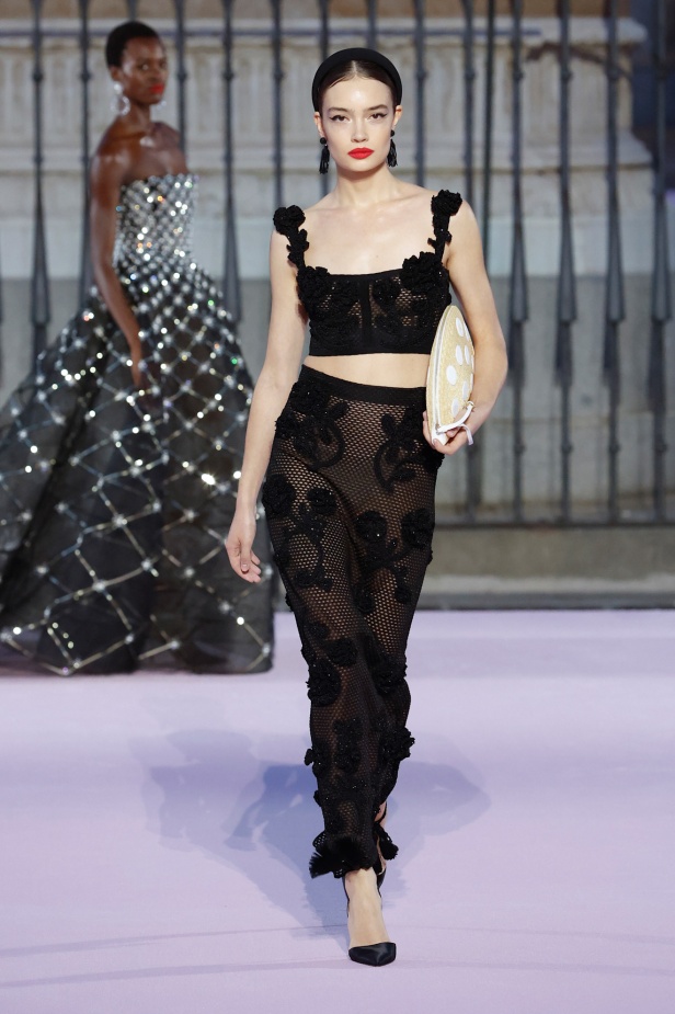 مجموعة "كارولينا هيريرا" لربيع 2026 تغيب عن نيويورك وتأخذنا إلى مدريد... تكريم للمدينة الخالدة