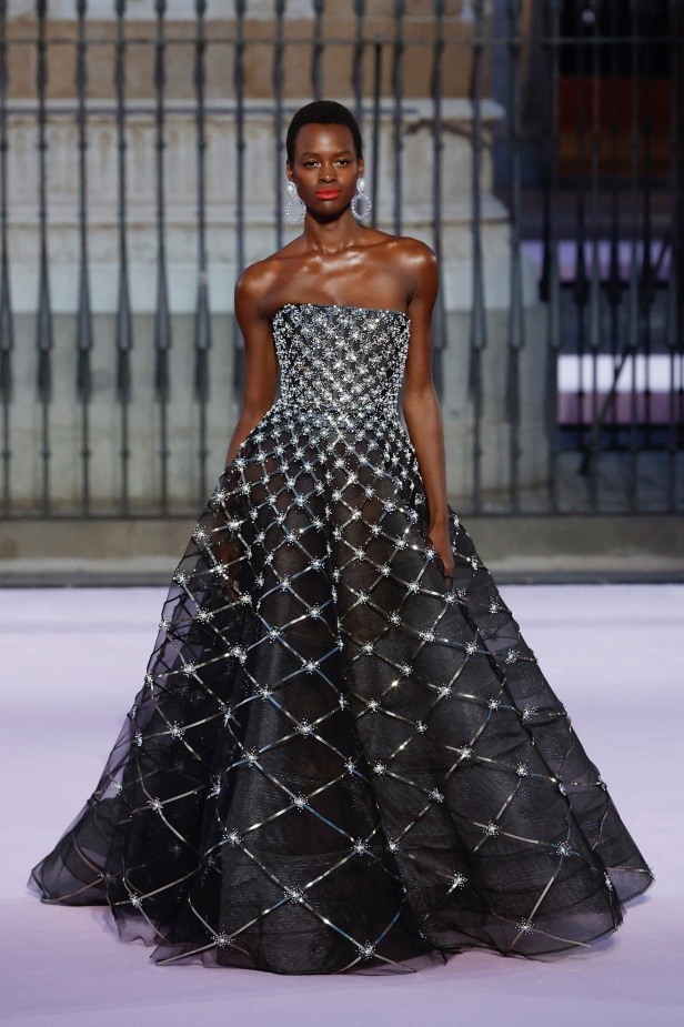 مجموعة "كارولينا هيريرا" لربيع 2026 تغيب عن نيويورك وتأخذنا إلى مدريد... تكريم للمدينة الخالدة