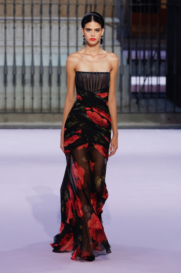 مجموعة "كارولينا هيريرا" لربيع 2026 تغيب عن نيويورك وتأخذنا إلى مدريد... تكريم للمدينة الخالدة