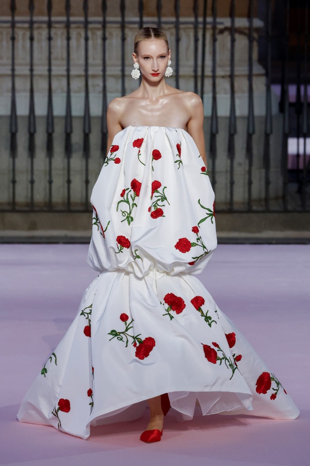 مجموعة "كارولينا هيريرا" لربيع 2026 تغيب عن نيويورك وتأخذنا إلى مدريد... تكريم للمدينة الخالدة