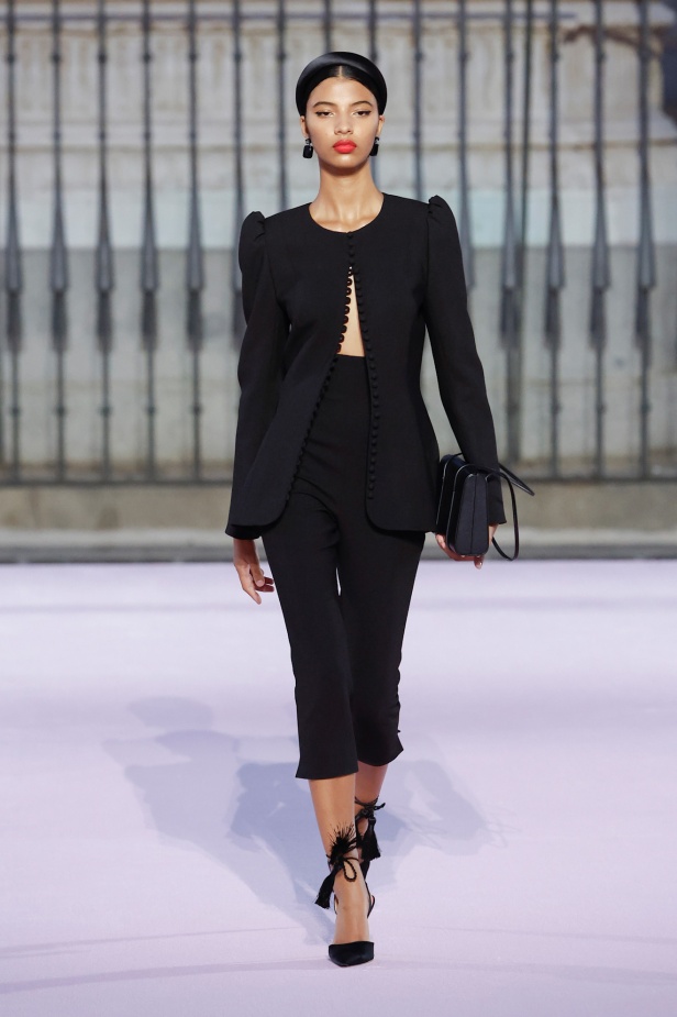 مجموعة "كارولينا هيريرا" لربيع 2026 تغيب عن نيويورك وتأخذنا إلى مدريد... تكريم للمدينة الخالدة