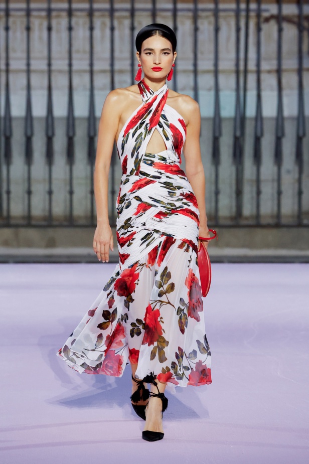 مجموعة "كارولينا هيريرا" لربيع 2026 تغيب عن نيويورك وتأخذنا إلى مدريد... تكريم للمدينة الخالدة