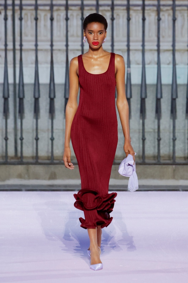 مجموعة "كارولينا هيريرا" لربيع 2026 تغيب عن نيويورك وتأخذنا إلى مدريد... تكريم للمدينة الخالدة