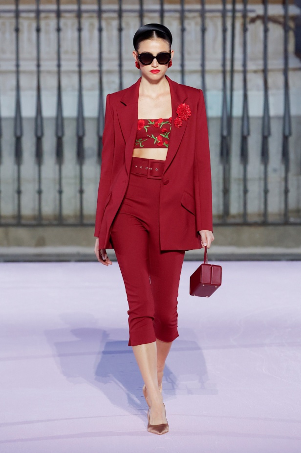 مجموعة "كارولينا هيريرا" لربيع 2026 تغيب عن نيويورك وتأخذنا إلى مدريد... تكريم للمدينة الخالدة