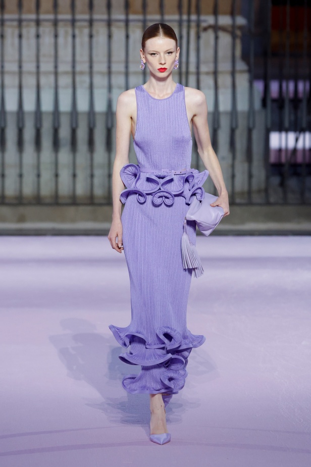 مجموعة "كارولينا هيريرا" لربيع 2026 تغيب عن نيويورك وتأخذنا إلى مدريد... تكريم للمدينة الخالدة