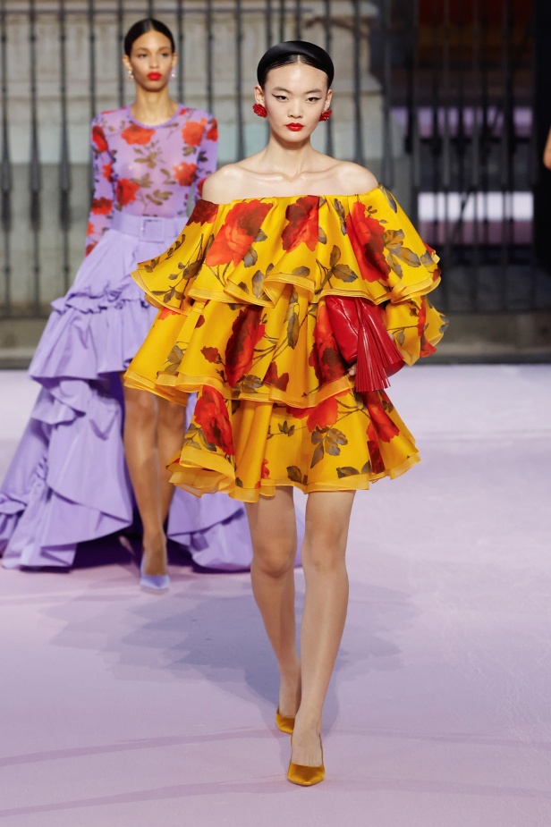 مجموعة "كارولينا هيريرا" لربيع 2026 تغيب عن نيويورك وتأخذنا إلى مدريد... تكريم للمدينة الخالدة