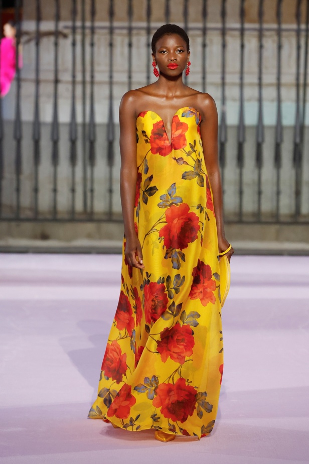 مجموعة "كارولينا هيريرا" لربيع 2026 تغيب عن نيويورك وتأخذنا إلى مدريد... تكريم للمدينة الخالدة