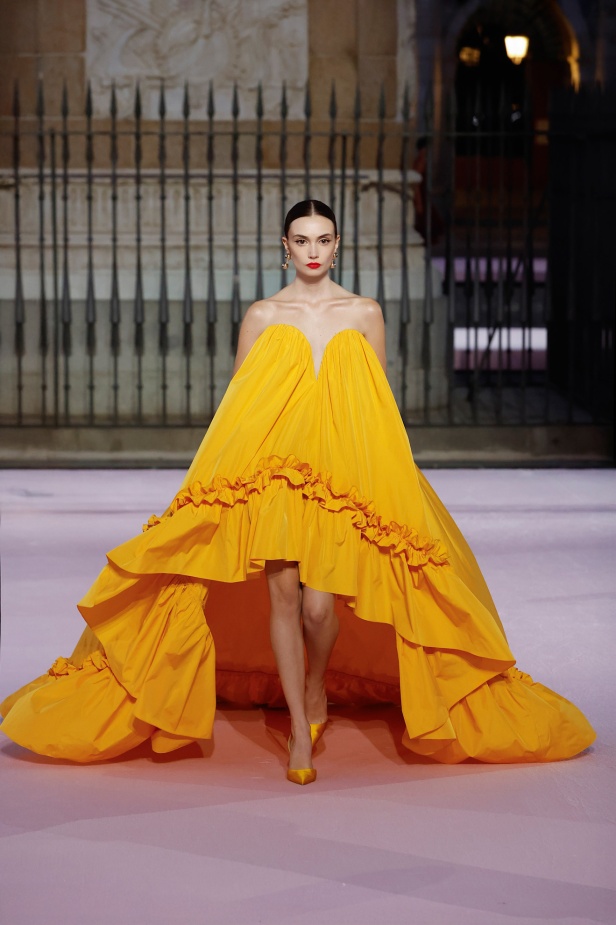 مجموعة "كارولينا هيريرا" لربيع 2026 تغيب عن نيويورك وتأخذنا إلى مدريد... تكريم للمدينة الخالدة