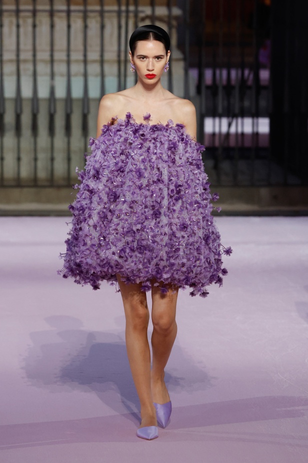 مجموعة "كارولينا هيريرا" لربيع 2026 تغيب عن نيويورك وتأخذنا إلى مدريد... تكريم للمدينة الخالدة