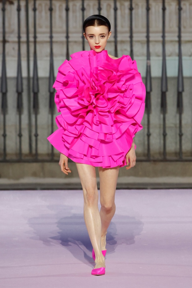 مجموعة "كارولينا هيريرا" لربيع 2026 تغيب عن نيويورك وتأخذنا إلى مدريد... تكريم للمدينة الخالدة