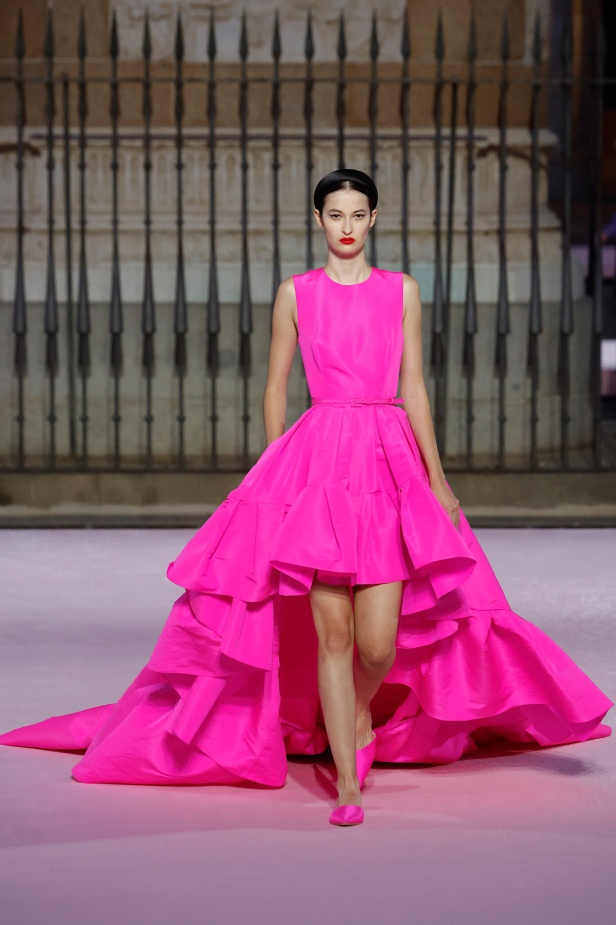 مجموعة "كارولينا هيريرا" لربيع 2026 تغيب عن نيويورك وتأخذنا إلى مدريد... تكريم للمدينة الخالدة