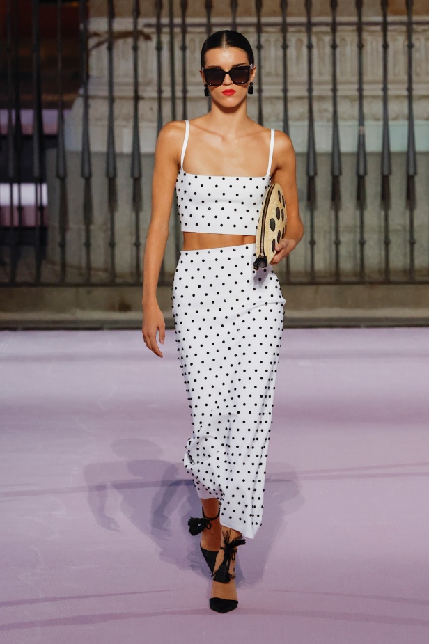 مجموعة "كارولينا هيريرا" لربيع 2026 تغيب عن نيويورك وتأخذنا إلى مدريد... تكريم للمدينة الخالدة