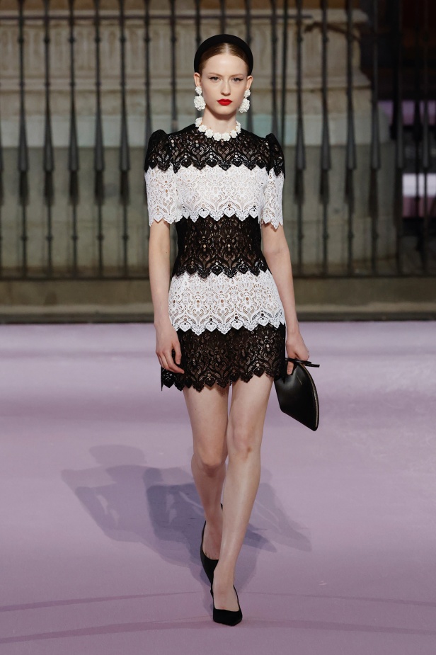 مجموعة "كارولينا هيريرا" لربيع 2026 تغيب عن نيويورك وتأخذنا إلى مدريد... تكريم للمدينة الخالدة