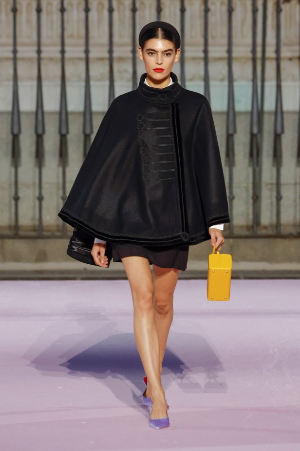 مجموعة "كارولينا هيريرا" لربيع 2026 تغيب عن نيويورك وتأخذنا إلى مدريد... تكريم للمدينة الخالدة