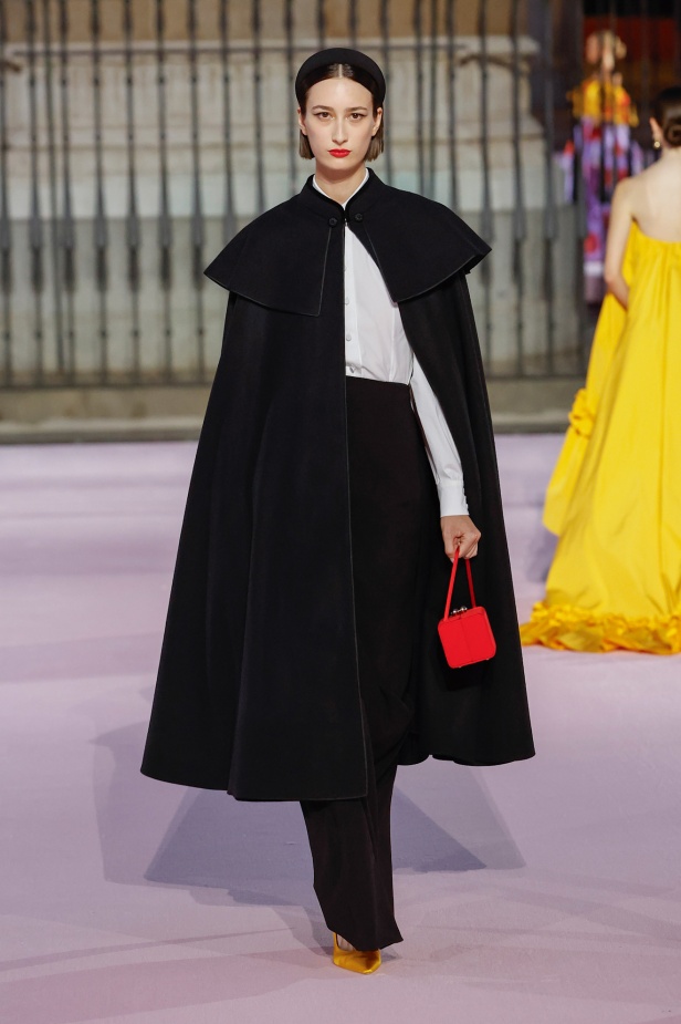 مجموعة "كارولينا هيريرا" لربيع 2026 تغيب عن نيويورك وتأخذنا إلى مدريد... تكريم للمدينة الخالدة