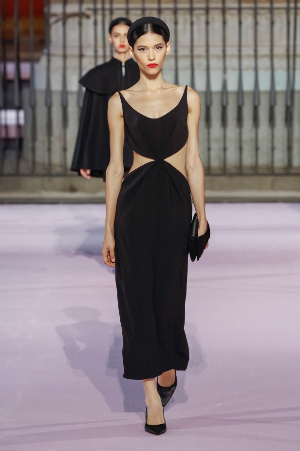 مجموعة "كارولينا هيريرا" لربيع 2026 تغيب عن نيويورك وتأخذنا إلى مدريد... تكريم للمدينة الخالدة