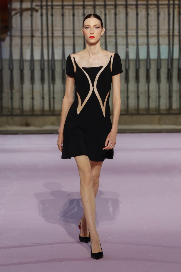 مجموعة "كارولينا هيريرا" لربيع 2026 تغيب عن نيويورك وتأخذنا إلى مدريد... تكريم للمدينة الخالدة