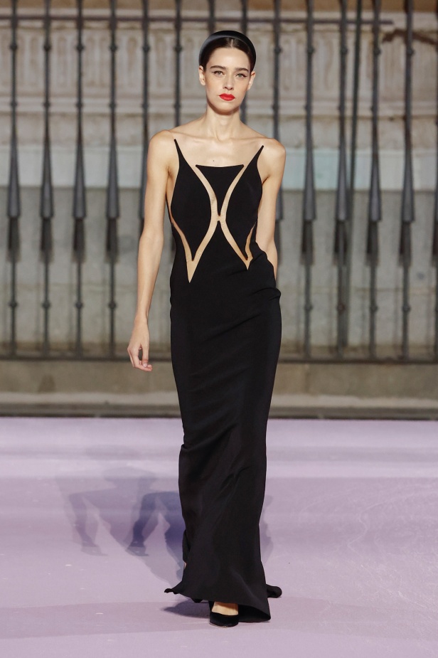 مجموعة "كارولينا هيريرا" لربيع 2026 تغيب عن نيويورك وتأخذنا إلى مدريد... تكريم للمدينة الخالدة