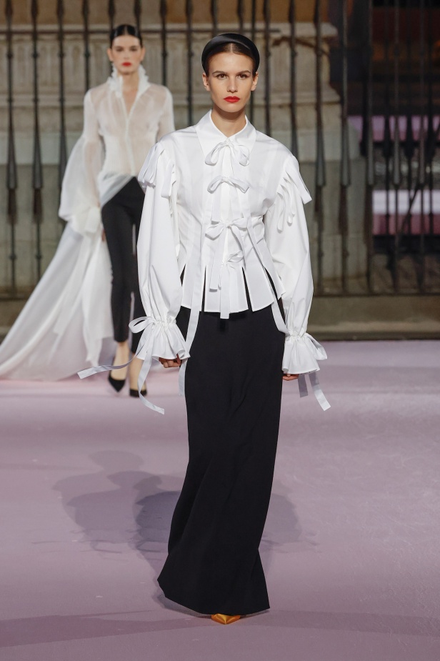 مجموعة "كارولينا هيريرا" لربيع 2026 تغيب عن نيويورك وتأخذنا إلى مدريد... تكريم للمدينة الخالدة