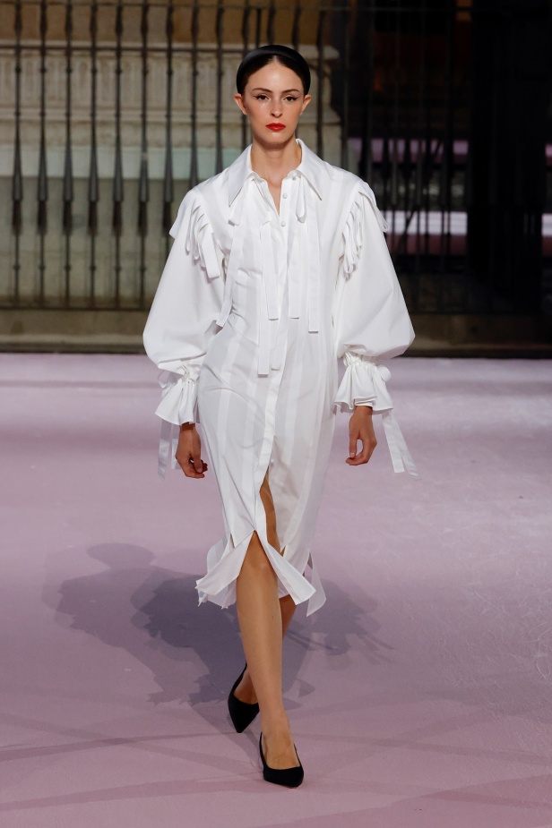 مجموعة "كارولينا هيريرا" لربيع 2026 تغيب عن نيويورك وتأخذنا إلى مدريد... تكريم للمدينة الخالدة