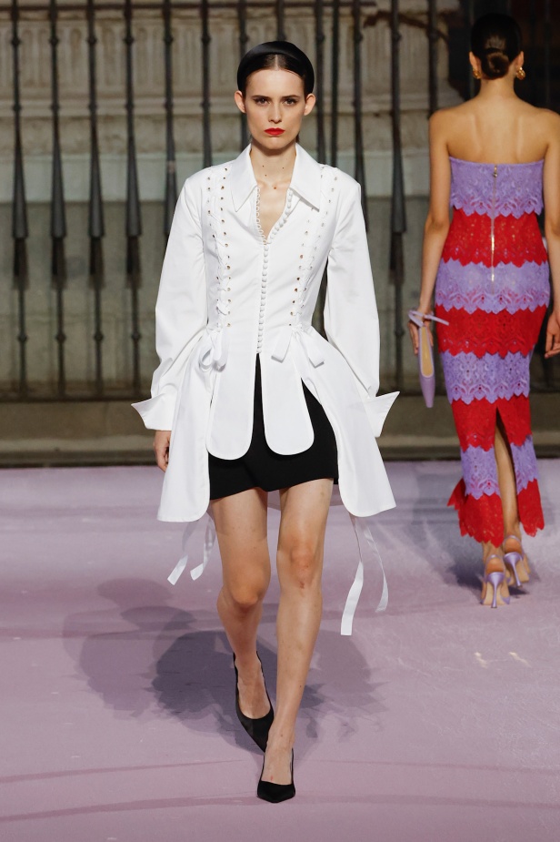 مجموعة "كارولينا هيريرا" لربيع 2026 تغيب عن نيويورك وتأخذنا إلى مدريد... تكريم للمدينة الخالدة