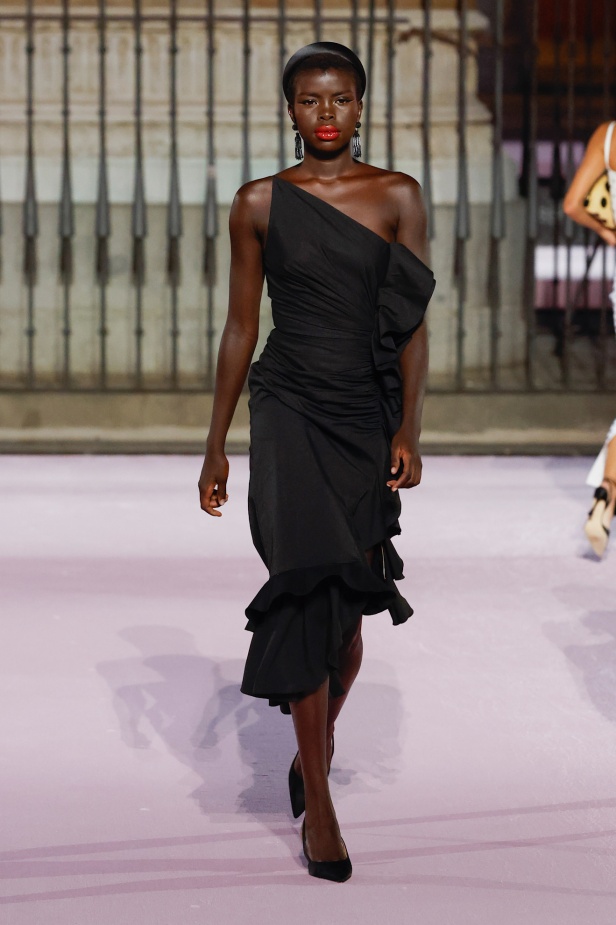 مجموعة "كارولينا هيريرا" لربيع 2026 تغيب عن نيويورك وتأخذنا إلى مدريد... تكريم للمدينة الخالدة