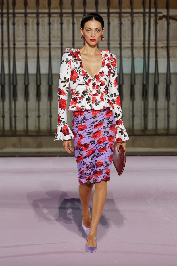 مجموعة "كارولينا هيريرا" لربيع 2026 تغيب عن نيويورك وتأخذنا إلى مدريد... تكريم للمدينة الخالدة