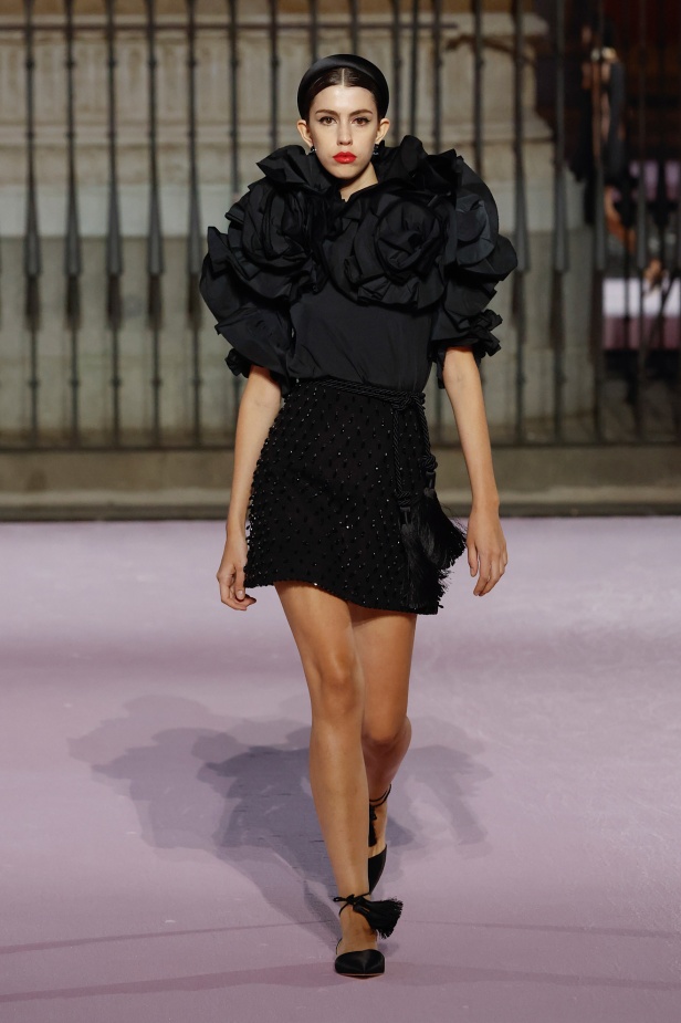 مجموعة "كارولينا هيريرا" لربيع 2026 تغيب عن نيويورك وتأخذنا إلى مدريد... تكريم للمدينة الخالدة