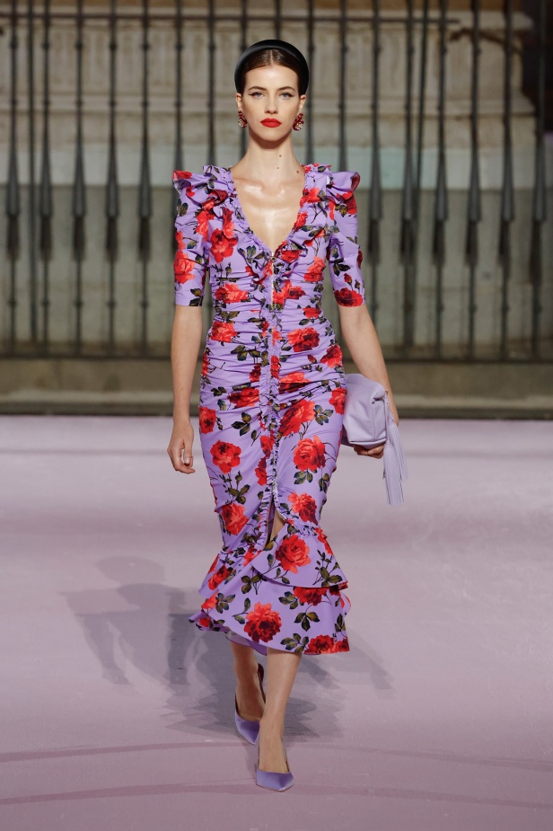 مجموعة "كارولينا هيريرا" لربيع 2026 تغيب عن نيويورك وتأخذنا إلى مدريد... تكريم للمدينة الخالدة