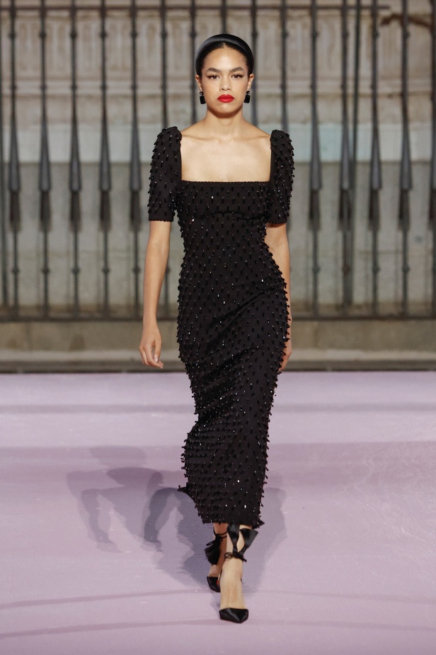 مجموعة "كارولينا هيريرا" لربيع 2026 تغيب عن نيويورك وتأخذنا إلى مدريد... تكريم للمدينة الخالدة