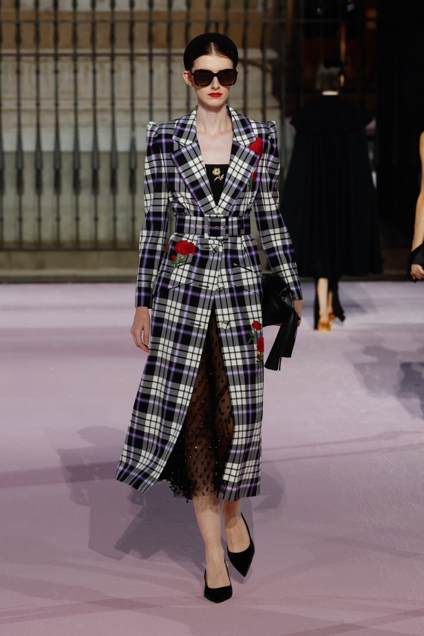 مجموعة "كارولينا هيريرا" لربيع 2026 تغيب عن نيويورك وتأخذنا إلى مدريد... تكريم للمدينة الخالدة